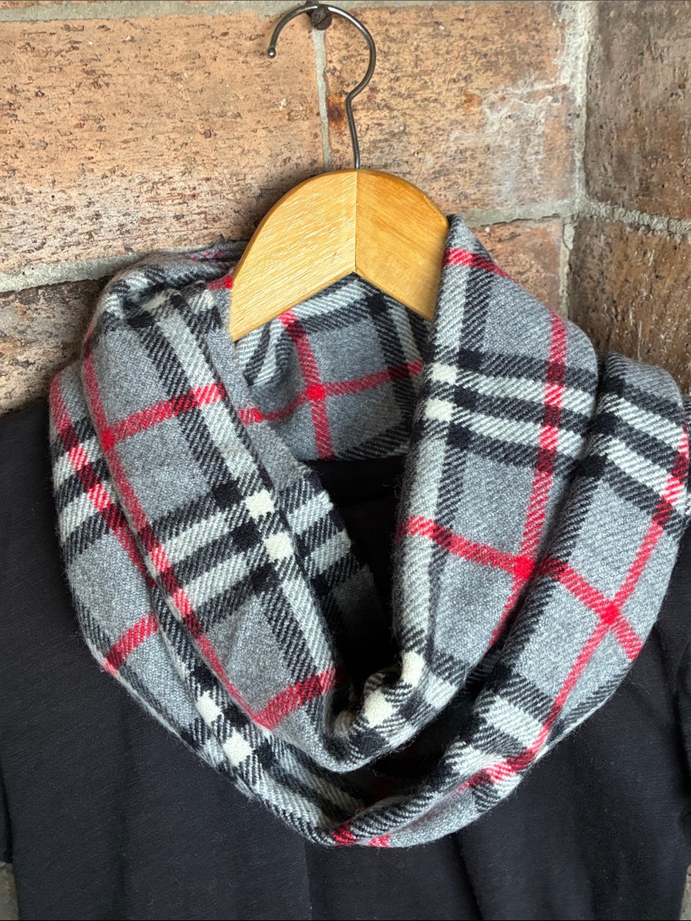 🖤 Burberry Gray and Red Plaid Scarf
